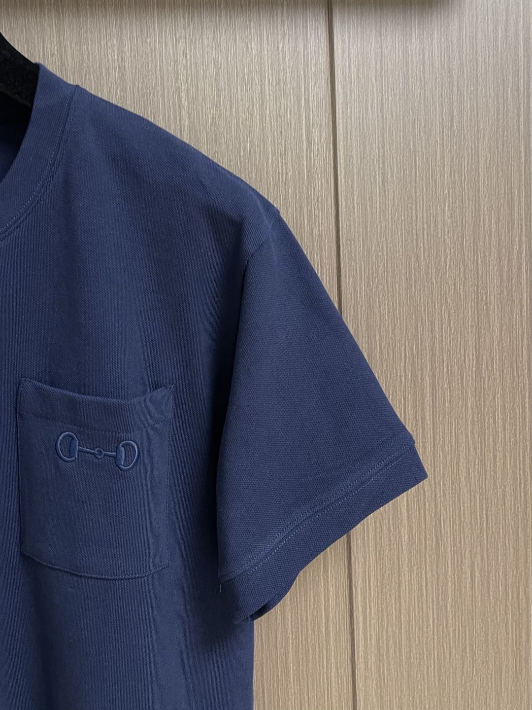 GUCCI 饰刺练珠地棉短袖T恤，这款GUCC圆领饰刺练珠地棉短神了恤，甄选优质珠地棉面料打造，肌理挺括