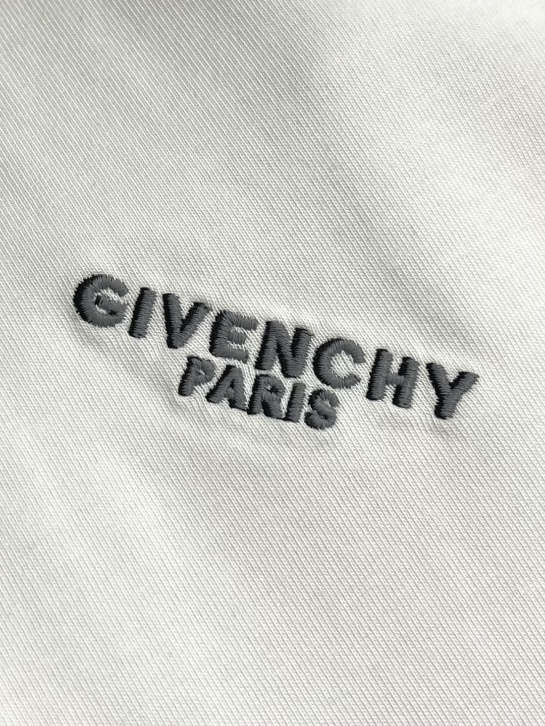 Givenchy 字母刺绣短袖T恤，这款T恤衫精选客供定制100％纯棉材质制成，面料手感厚实垂顺克重足，
