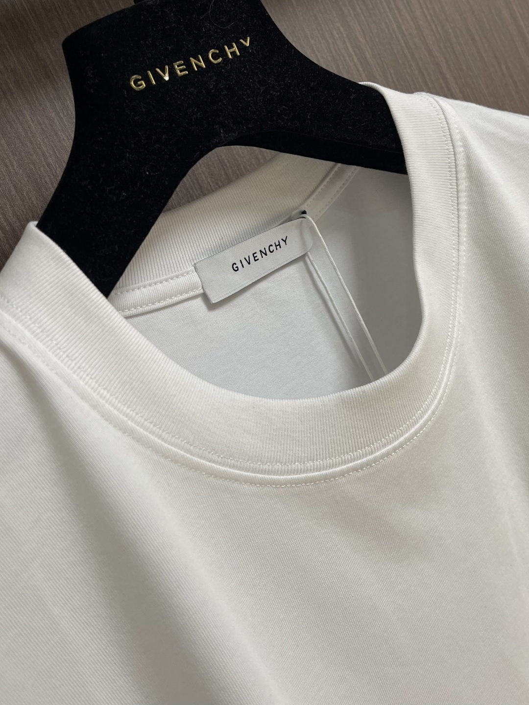 Givenchy 字母刺绣短袖T恤，这款T恤衫精选客供定制100％纯棉材质制成，面料手感厚实垂顺克重足，