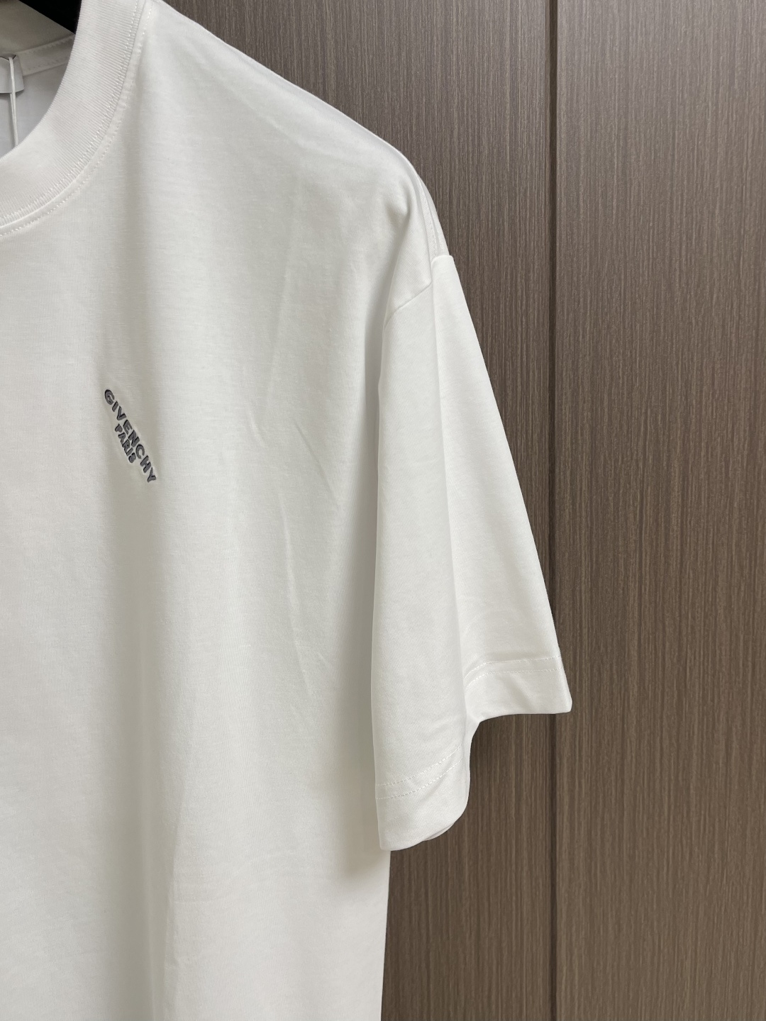 Givenchy 字母刺绣短袖T恤，这款T恤衫精选客供定制100％纯棉材质制成，面料手感厚实垂顺克重足，