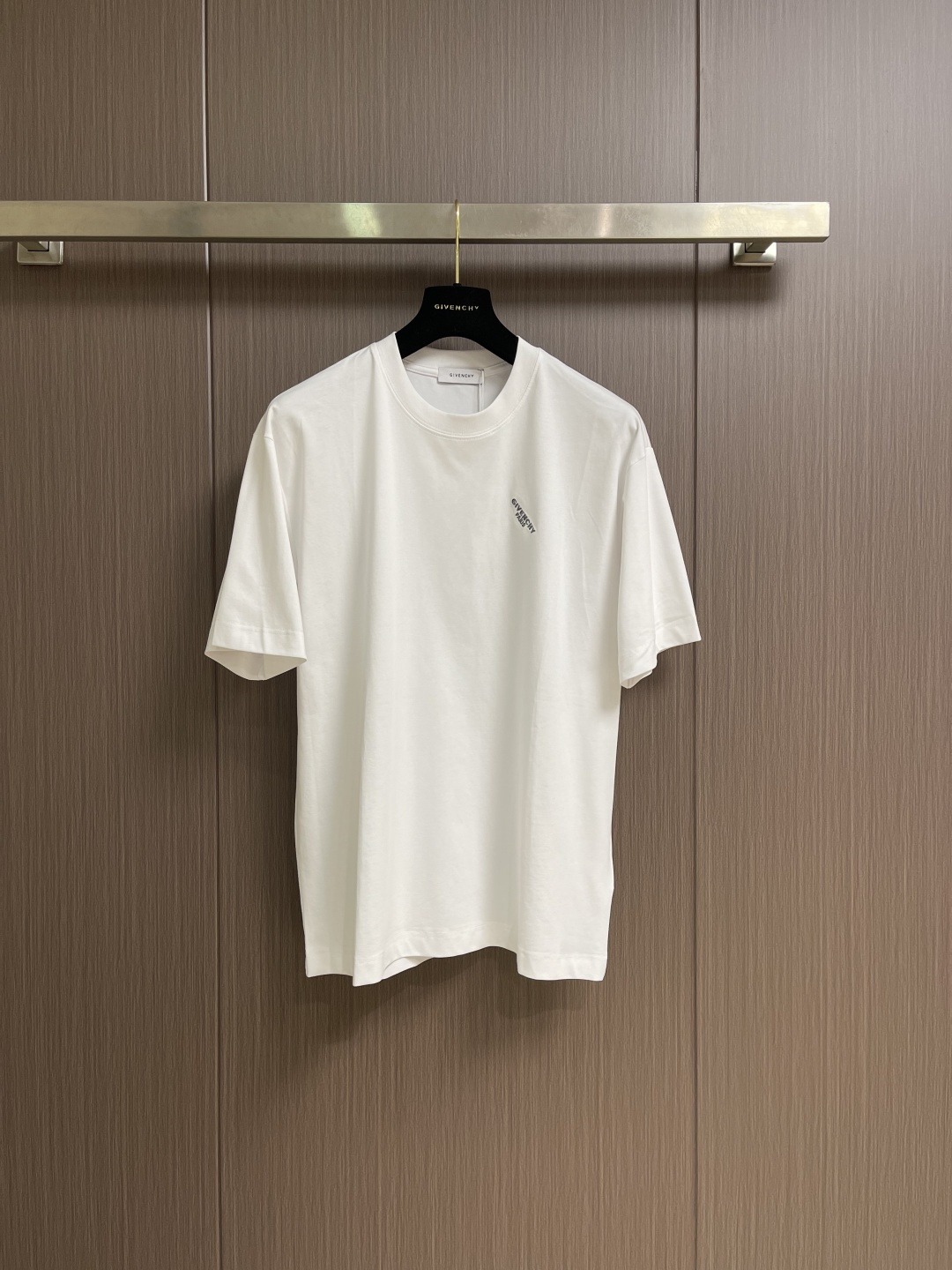 Givenchy 字母刺绣短袖T恤，这款T恤衫精选客供定制100％纯棉材质制成，面料手感厚实垂顺克重足，