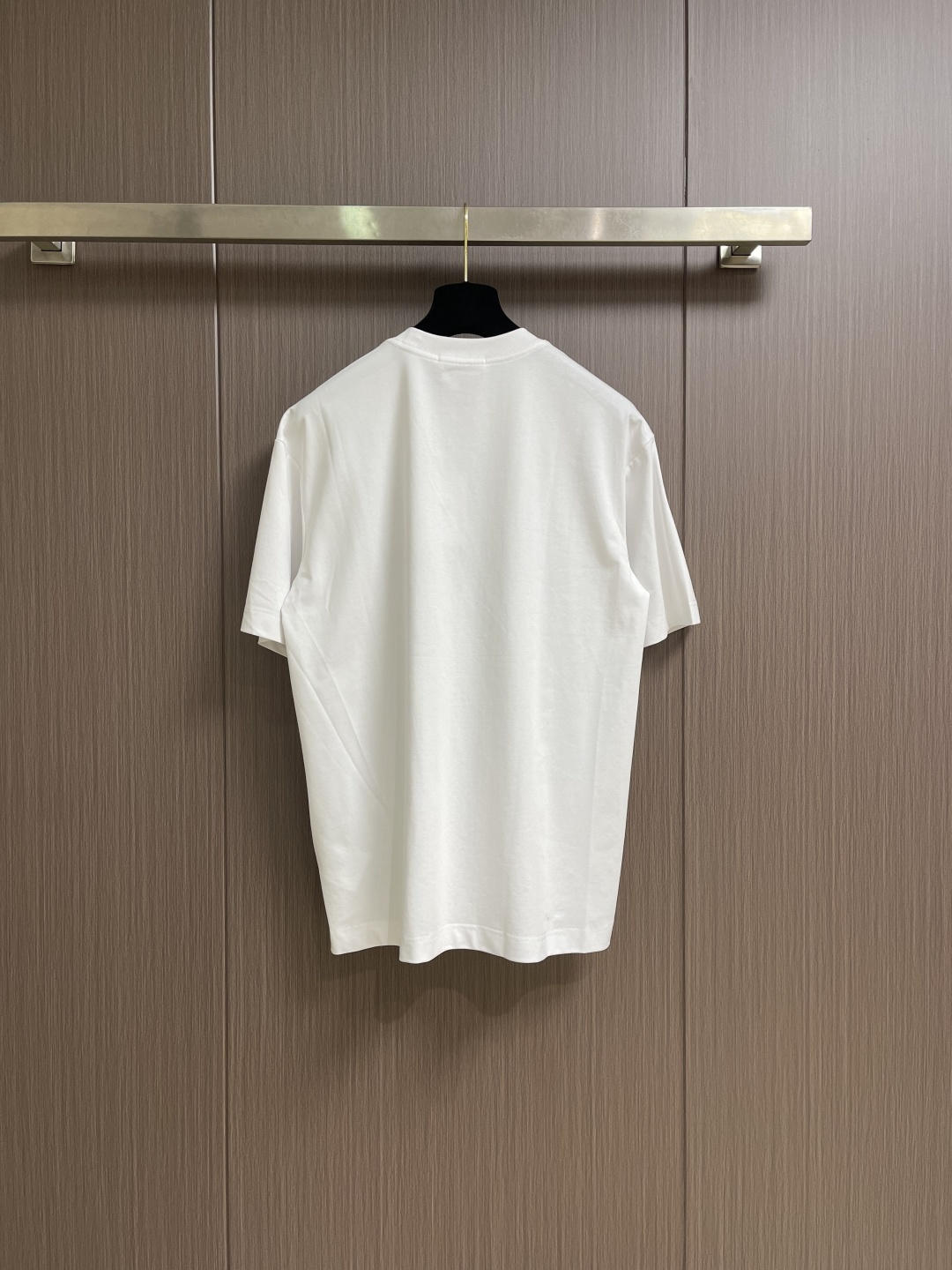 Givenchy 字母刺绣短袖T恤，这款T恤衫精选客供定制100％纯棉材质制成，面料手感厚实垂顺克重足，