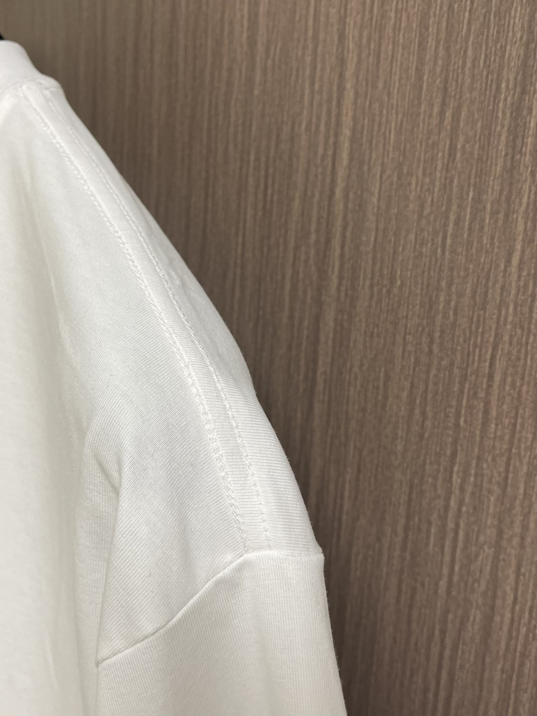 Givenchy 字母刺绣短袖T恤，这款T恤衫精选客供定制100％纯棉材质制成，面料手感厚实垂顺克重足，