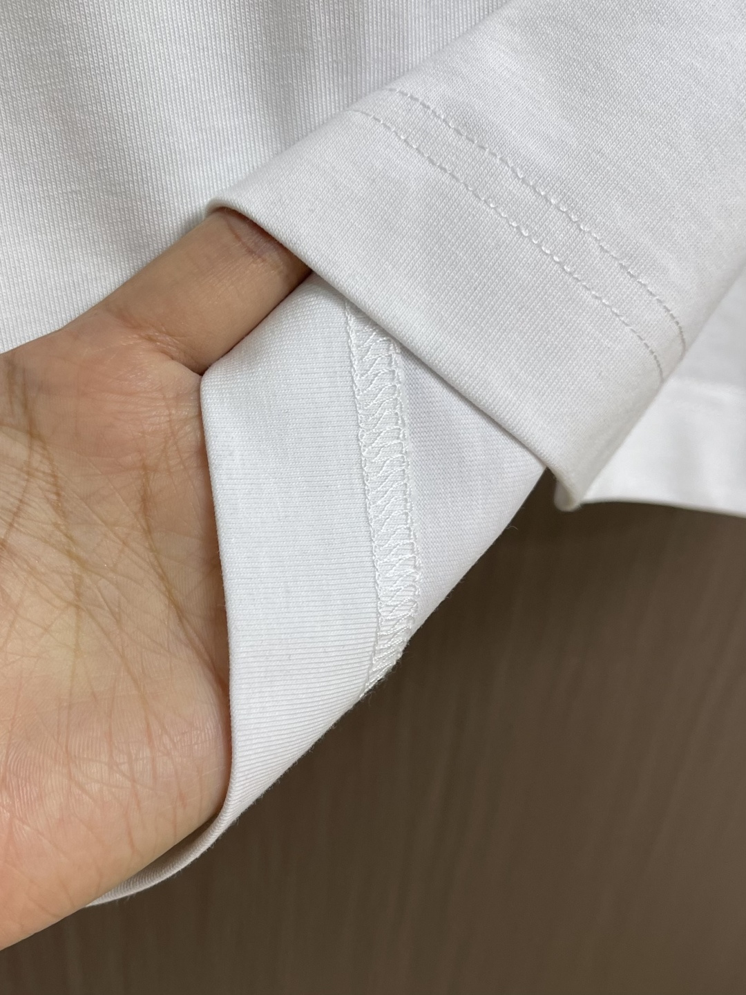 Givenchy 字母刺绣短袖T恤，这款T恤衫精选客供定制100％纯棉材质制成，面料手感厚实垂顺克重足，