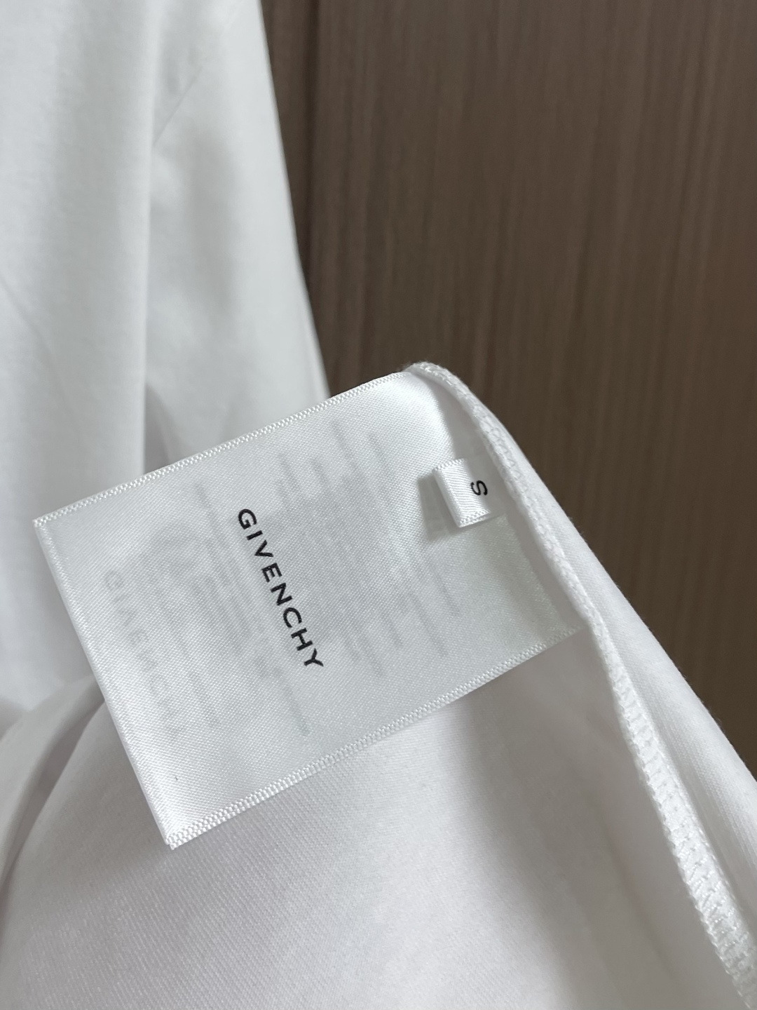 Givenchy 字母刺绣短袖T恤，这款T恤衫精选客供定制100％纯棉材质制成，面料手感厚实垂顺克重足，