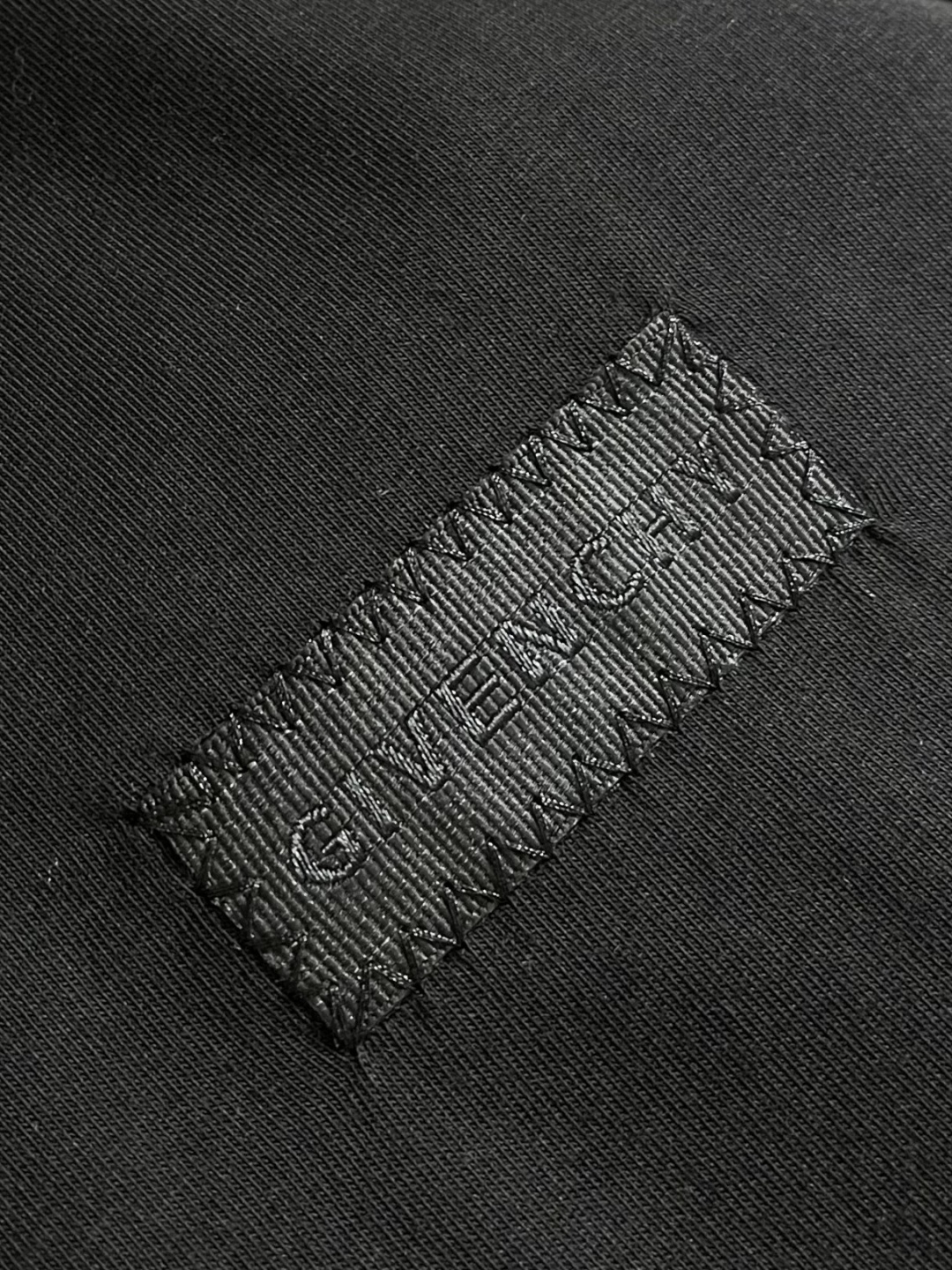 Givenchy 2026ss新款字母刺绣圆领短袖T恤简约大气。标志性的Logo仔章低调点缀胸前，彰显品