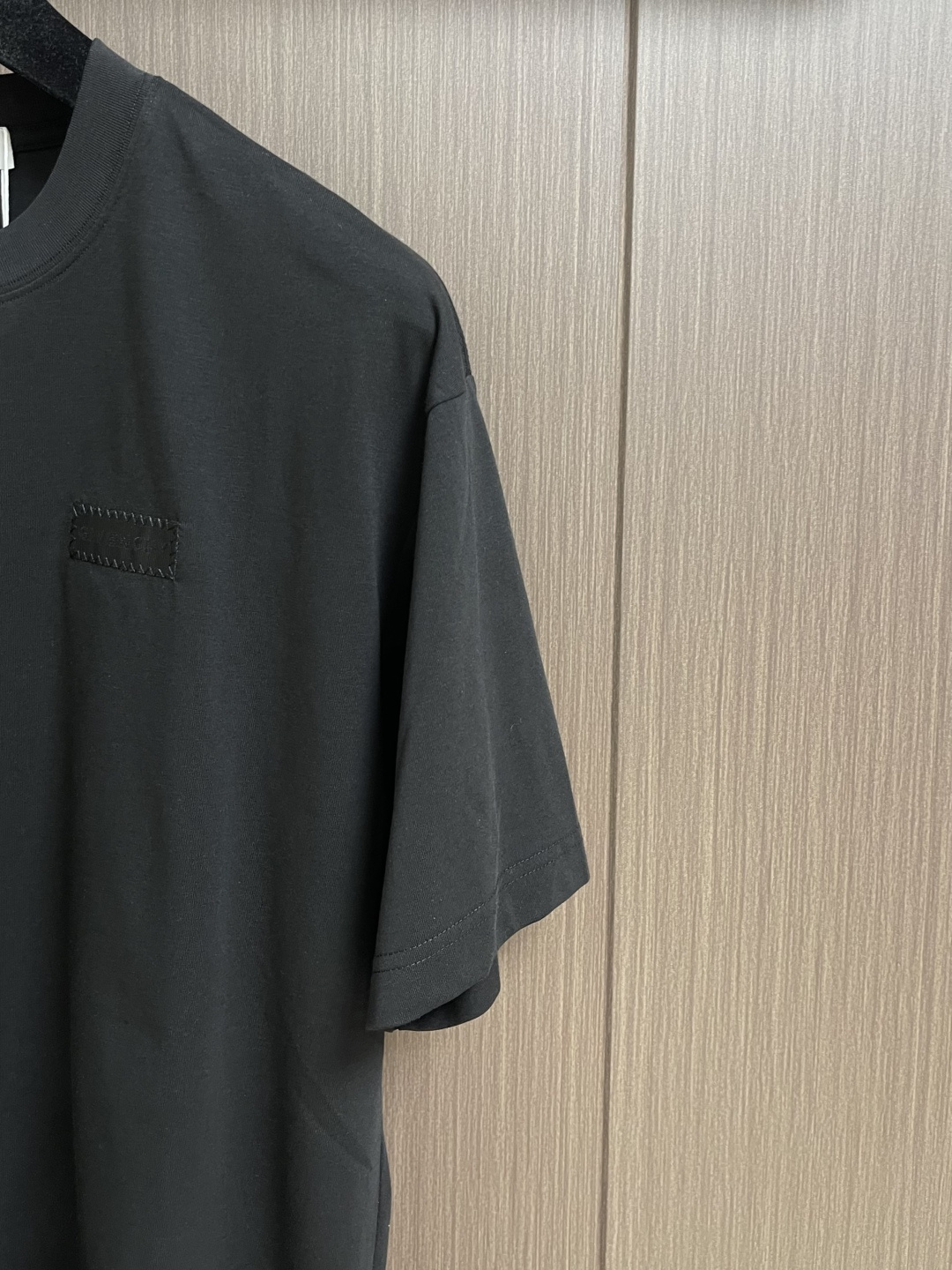 Givenchy 2026ss新款字母刺绣圆领短袖T恤简约大气。标志性的Logo仔章低调点缀胸前，彰显品