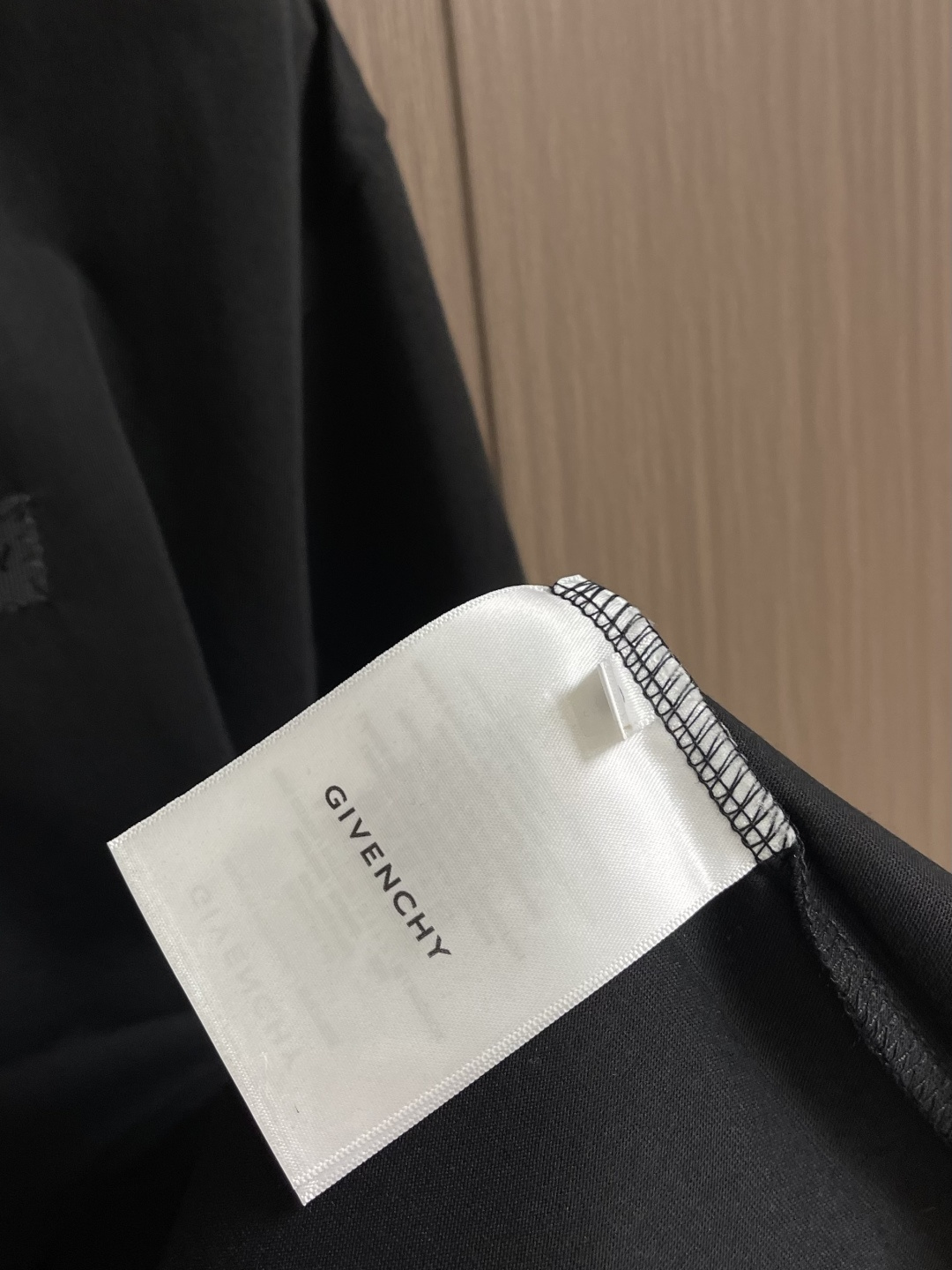 Givenchy 2026ss新款字母刺绣圆领短袖T恤简约大气。标志性的Logo仔章低调点缀胸前，彰显品