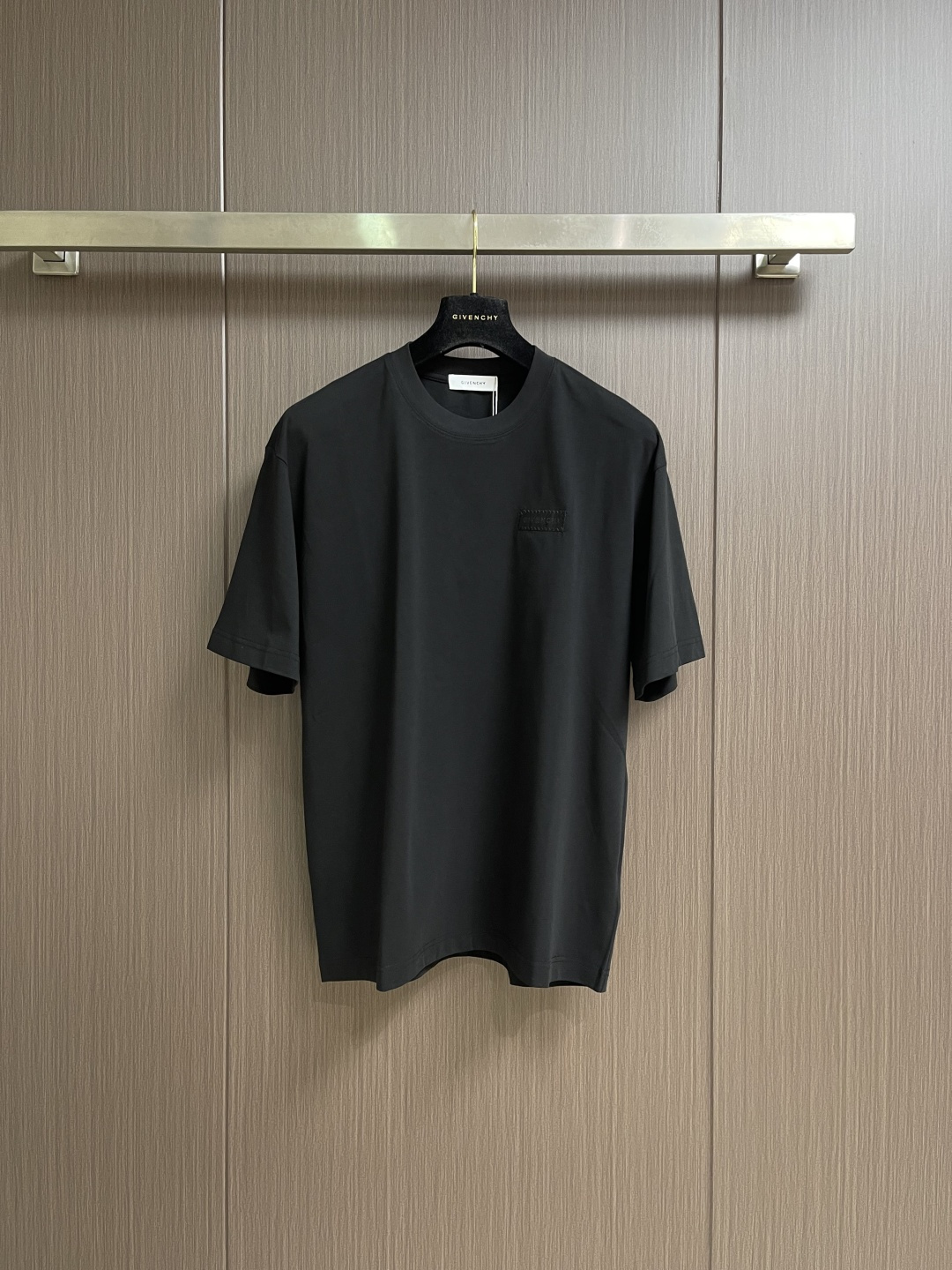 Givenchy 2026ss新款字母刺绣圆领短袖T恤简约大气。标志性的Logo仔章低调点缀胸前，彰显品