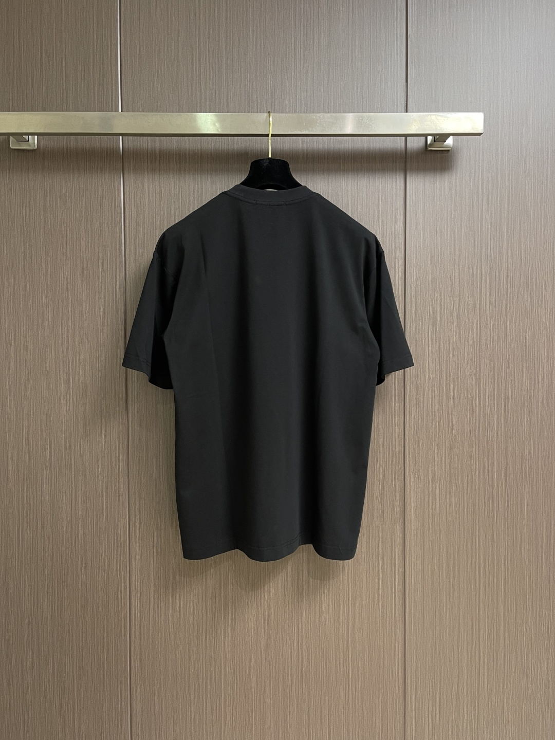 Givenchy 2026ss新款字母刺绣圆领短袖T恤简约大气。标志性的Logo仔章低调点缀胸前，彰显品