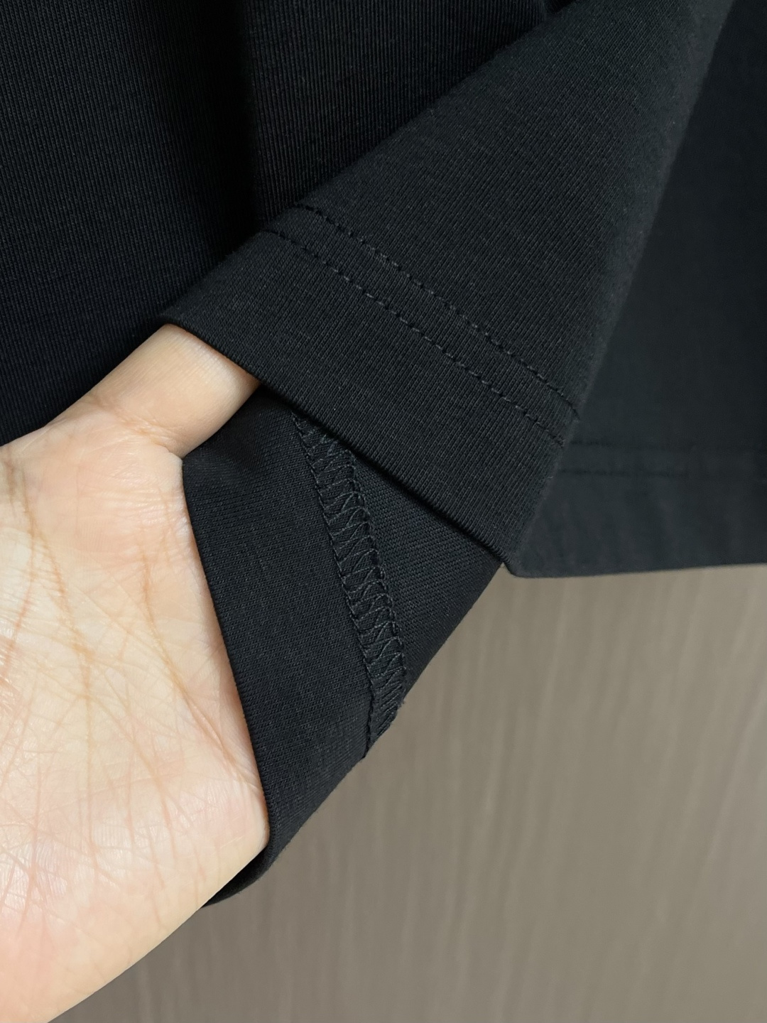 Givenchy 2026ss新款字母刺绣圆领短袖T恤简约大气。标志性的Logo仔章低调点缀胸前，彰显品