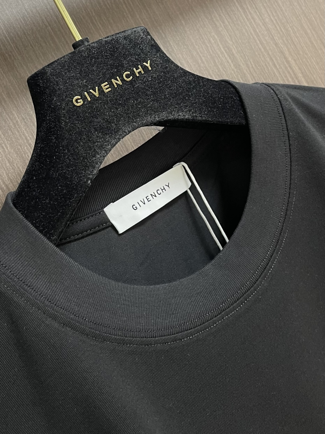Givenchy 2026ss新款字母刺绣圆领短袖T恤简约大气。标志性的Logo仔章低调点缀胸前，彰显品