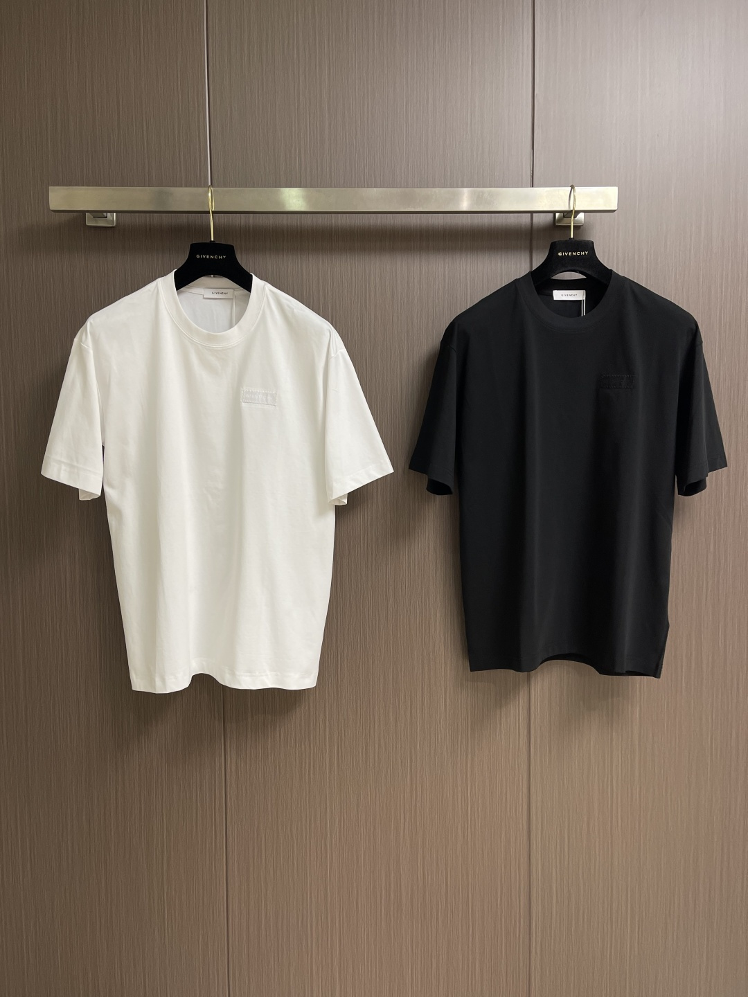 Givenchy 2026ss新款字母刺绣圆领短袖T恤简约大气。标志性的Logo仔章低调点缀胸前，彰显品