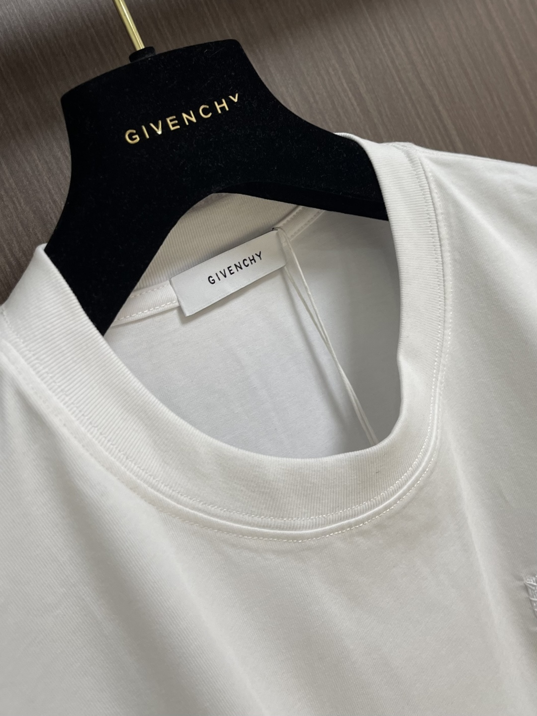 Givenchy 2026ss新款字母刺绣圆领短袖T恤简约大气。标志性的Logo仔章低调点缀胸前，彰显品
