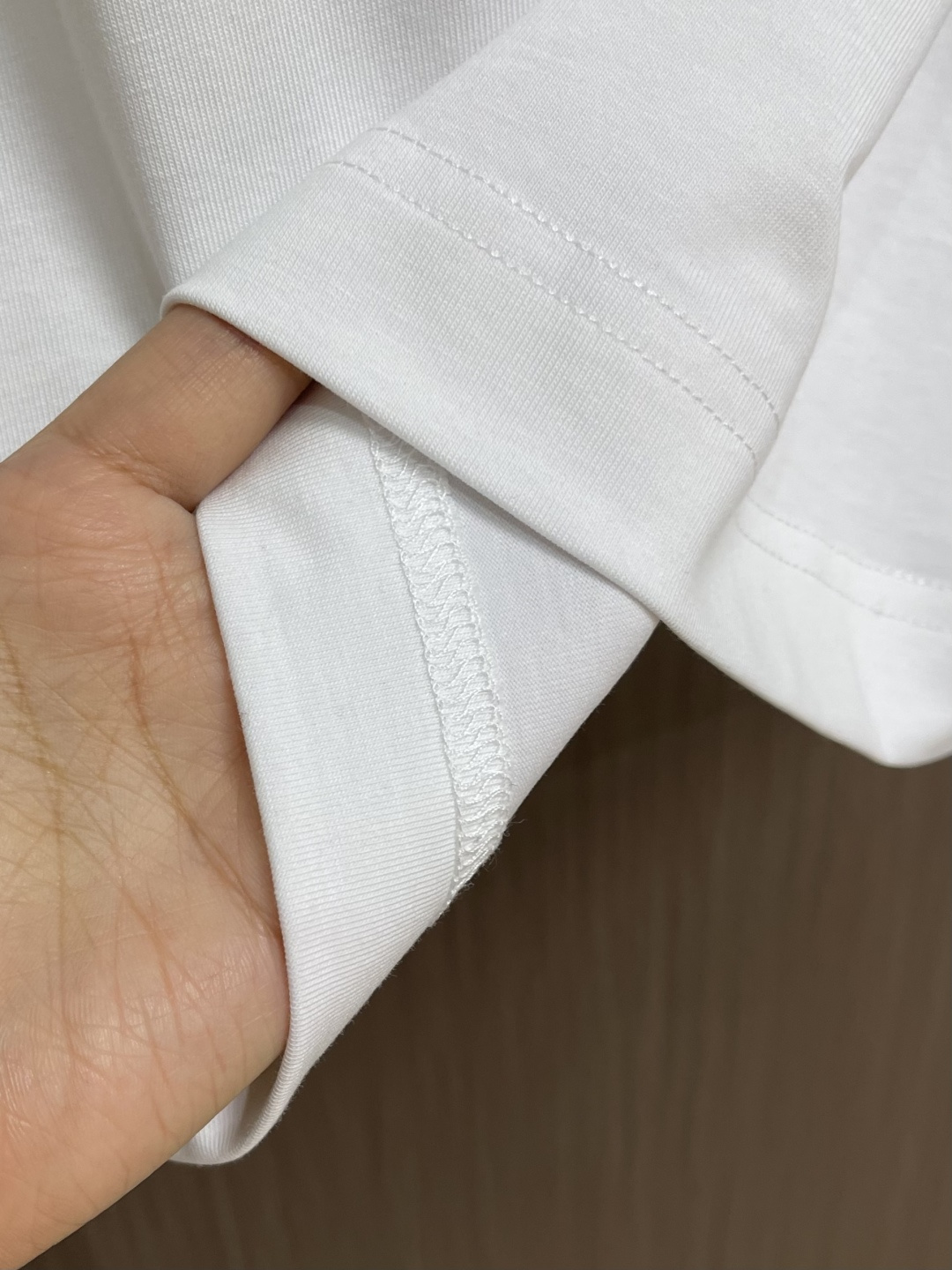 Givenchy 2026ss新款字母刺绣圆领短袖T恤简约大气。标志性的Logo仔章低调点缀胸前，彰显品