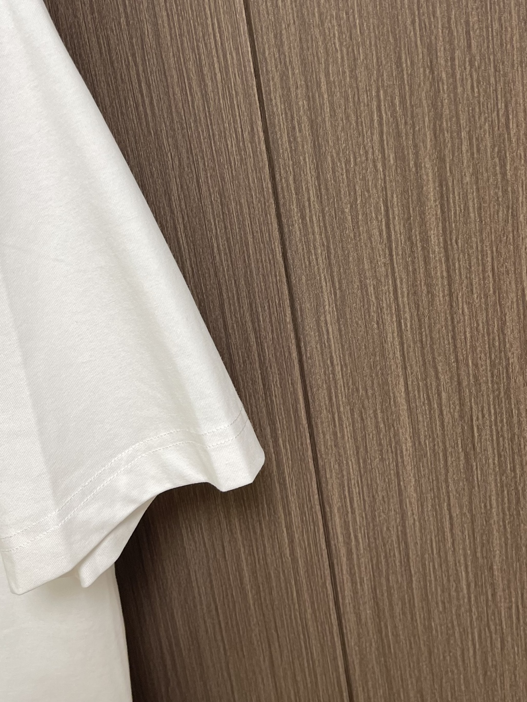 Givenchy 2026ss新款字母刺绣圆领短袖T恤简约大气。标志性的Logo仔章低调点缀胸前，彰显品