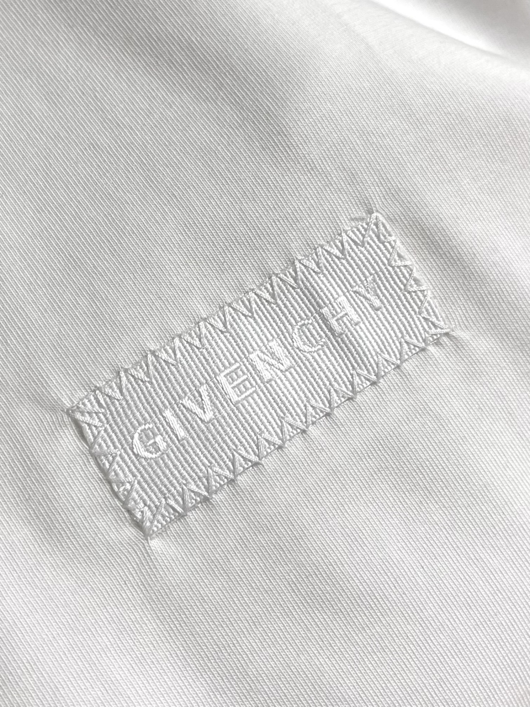 Givenchy 2026ss新款字母刺绣圆领短袖T恤简约大气。标志性的Logo仔章低调点缀胸前，彰显品