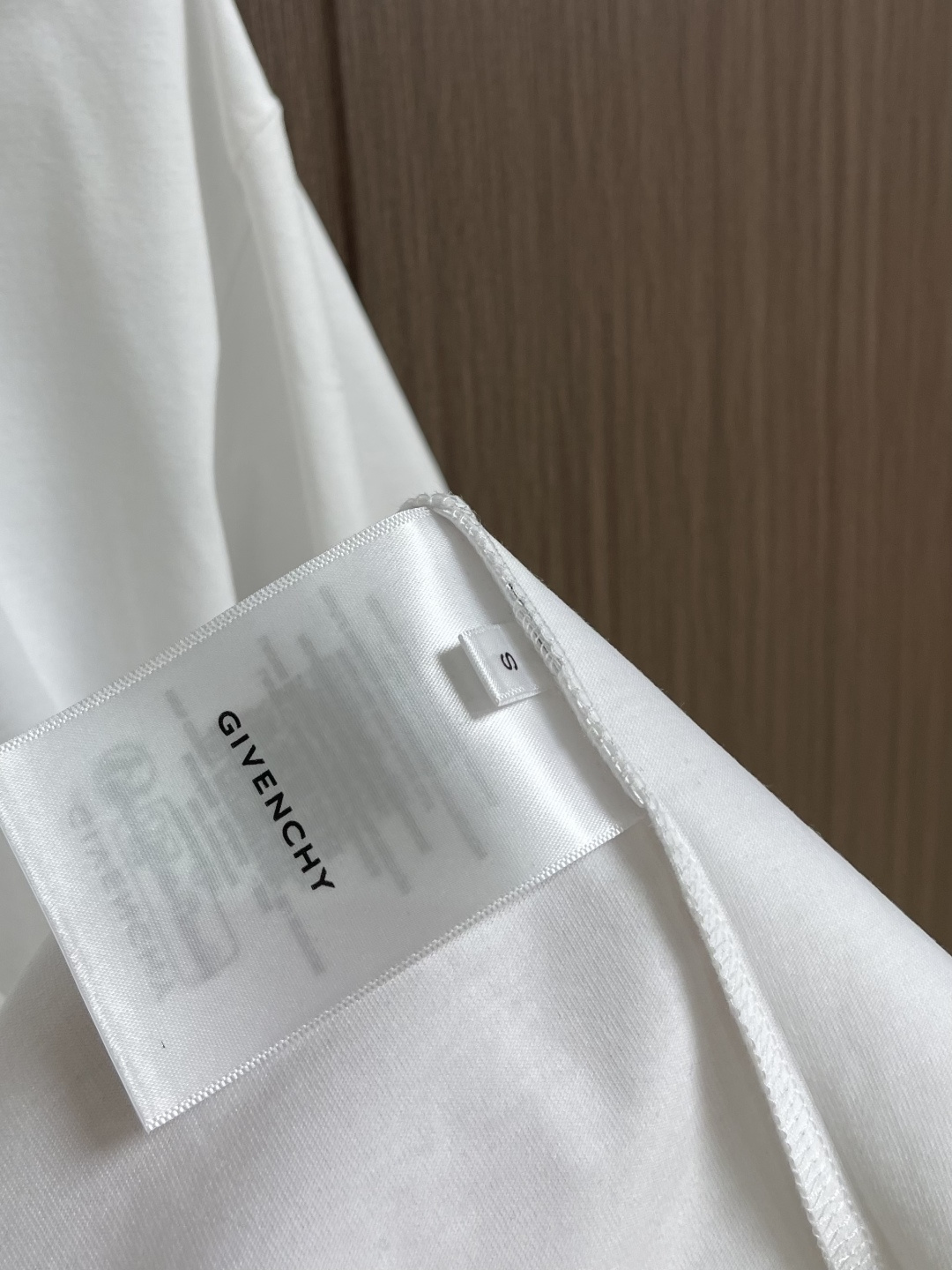 Givenchy 2026ss新款字母刺绣圆领短袖T恤简约大气。标志性的Logo仔章低调点缀胸前，彰显品