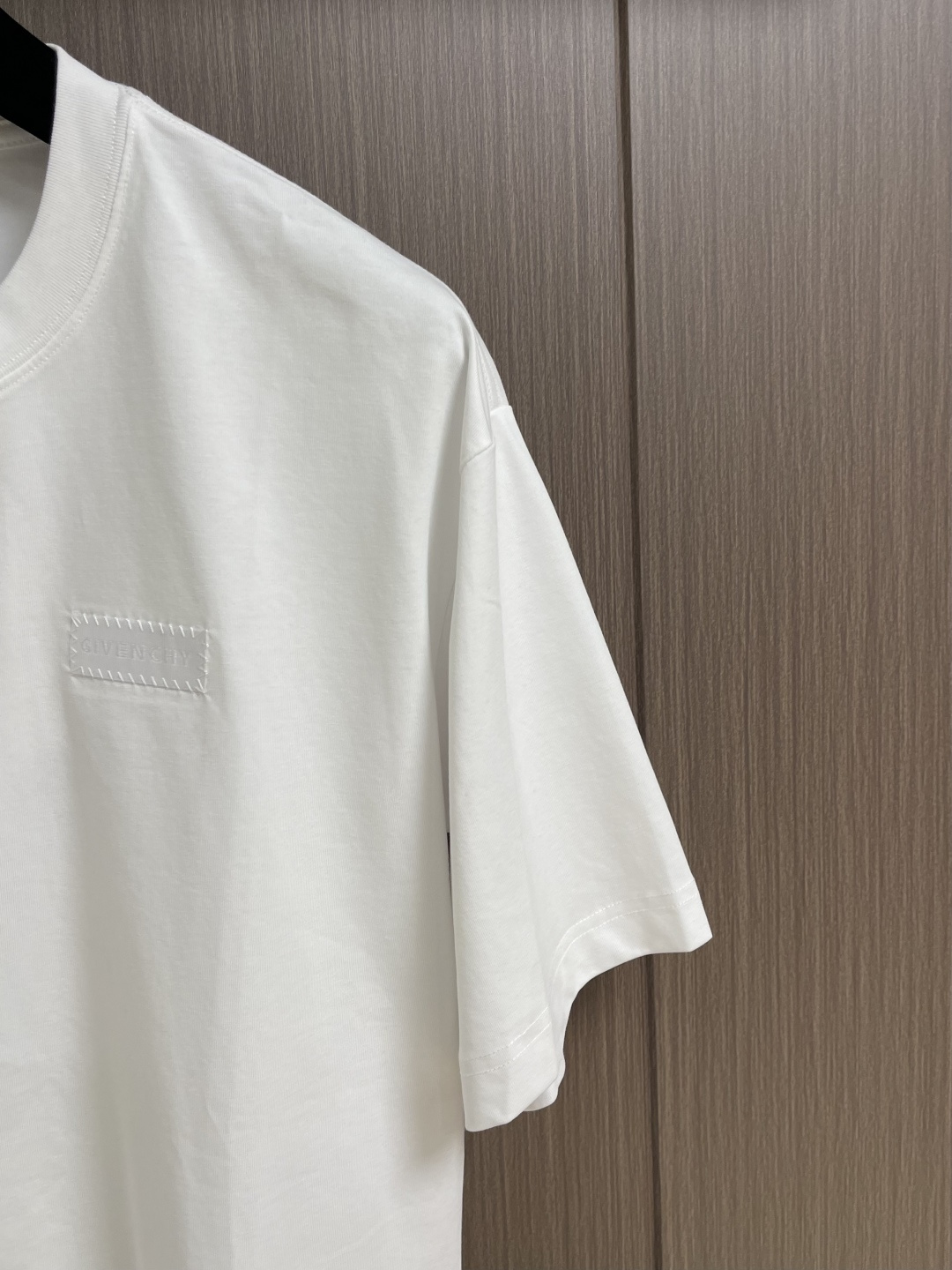 Givenchy 2026ss新款字母刺绣圆领短袖T恤简约大气。标志性的Logo仔章低调点缀胸前，彰显品