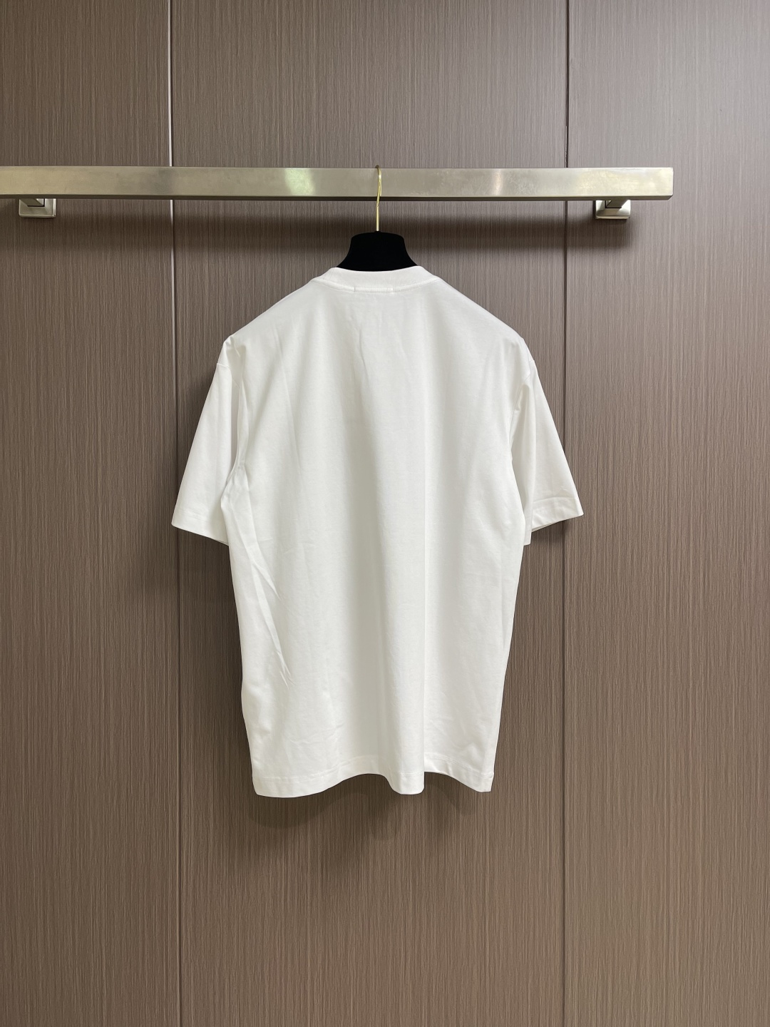 Givenchy 2026ss新款字母刺绣圆领短袖T恤简约大气。标志性的Logo仔章低调点缀胸前，彰显品