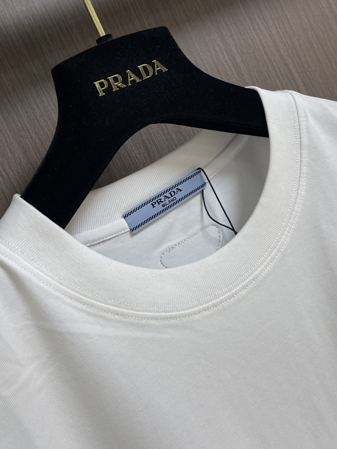 Prada 2026SS早春新款三角标识短袖T恤，甄选软糯亲肤的全棉面料制成，标准版圆领短袖裁剪，更适合