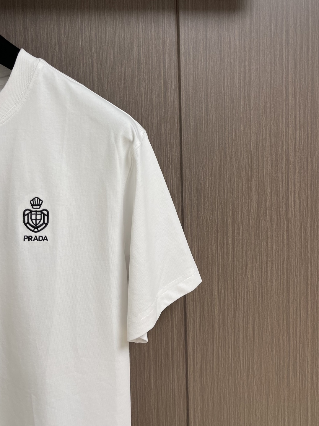 Prada 2026SS早春新款三角标识短袖T恤，甄选软糯亲肤的全棉面料制成，标准版圆领短袖裁剪，更适合