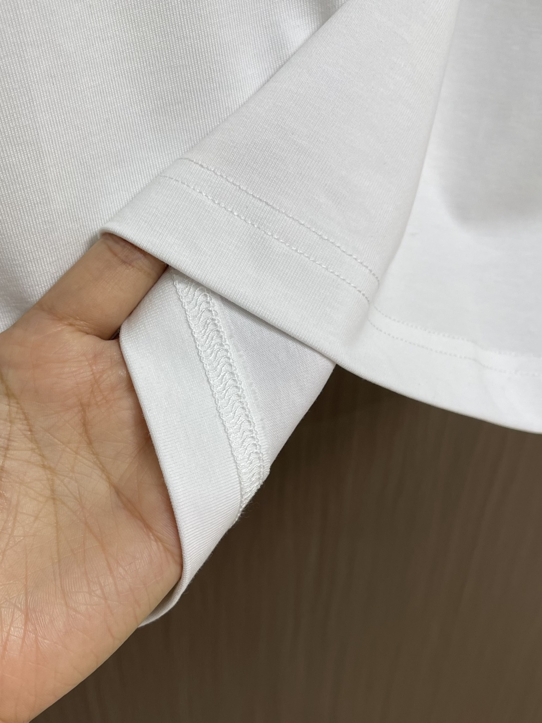 Prada 2026SS早春新款三角标识短袖T恤，甄选软糯亲肤的全棉面料制成，标准版圆领短袖裁剪，更适合