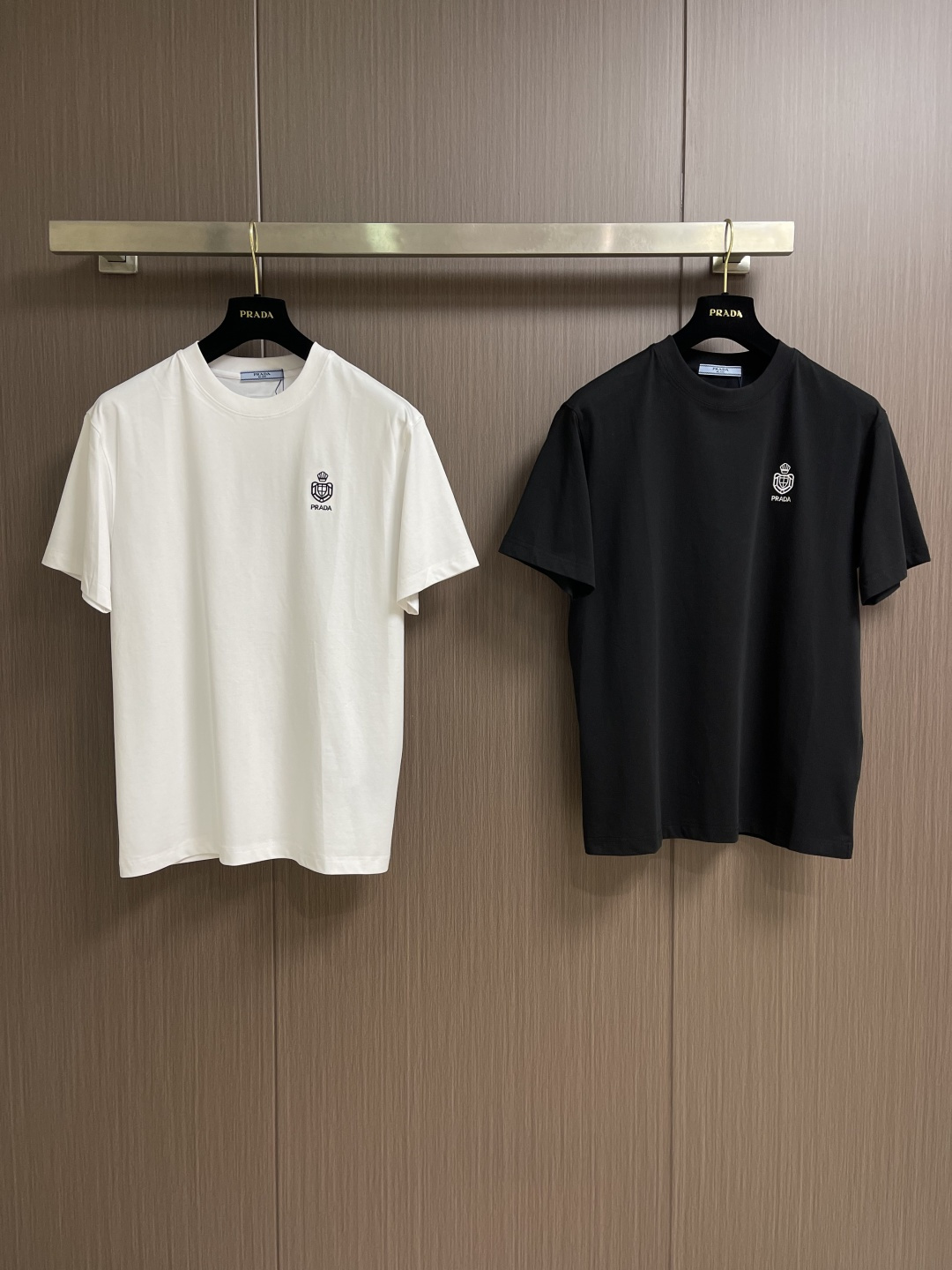 Prada 2026SS早春新款三角标识短袖T恤，甄选软糯亲肤的全棉面料制成，标准版圆领短袖裁剪，更适合