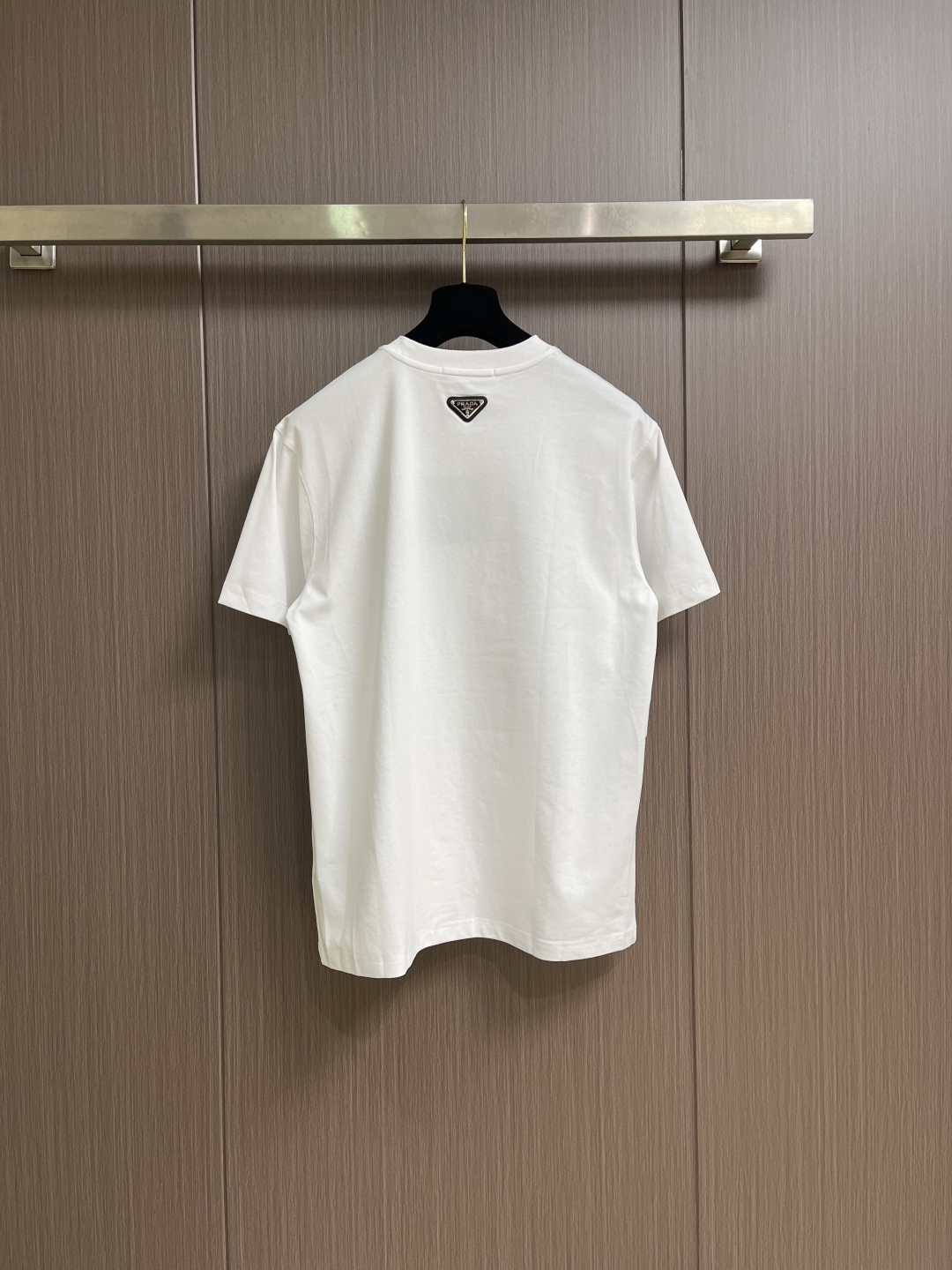 Prada 2026SS早春新款三角标识短袖T恤，甄选软糯亲肤的全棉面料制成，标准版圆领短袖裁剪，更适合