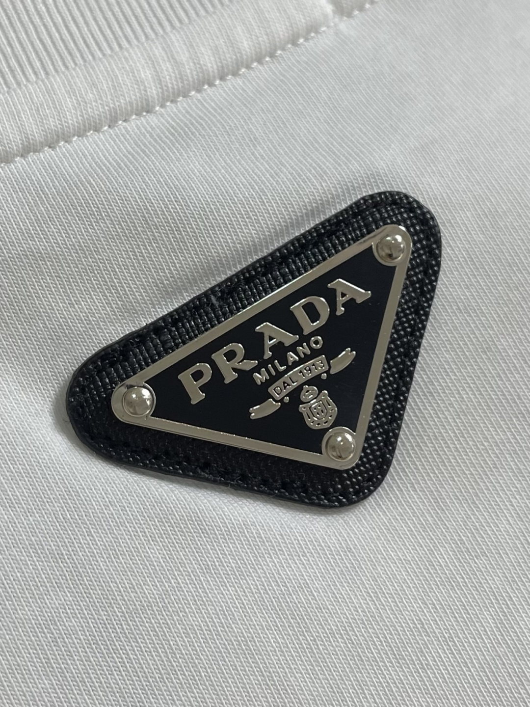 Prada 2026SS早春新款三角标识短袖T恤，甄选软糯亲肤的全棉面料制成，标准版圆领短袖裁剪，更适合