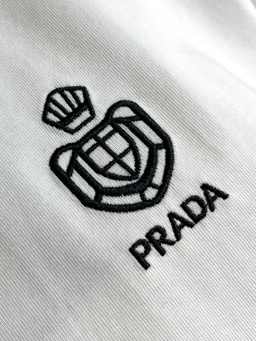 Prada 2026SS早春新款三角标识短袖T恤，甄选软糯亲肤的全棉面料制成，标准版圆领短袖裁剪，更适合