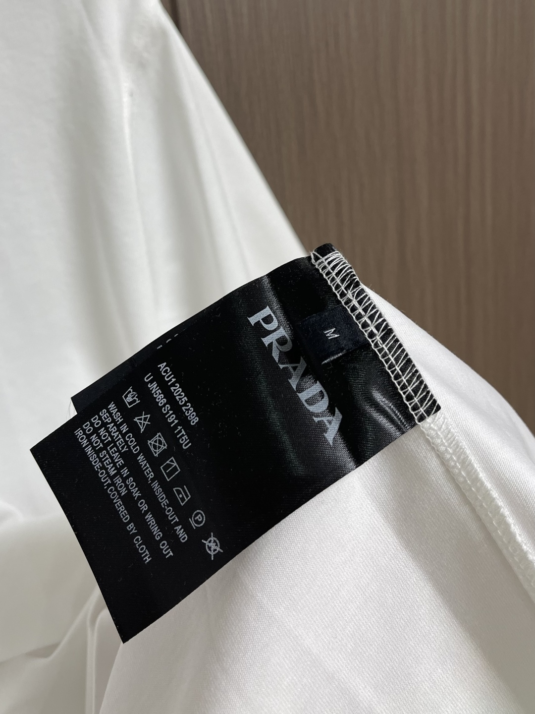 Prada 2026SS早春新款三角标识短袖T恤，甄选软糯亲肤的全棉面料制成，标准版圆领短袖裁剪，更适合