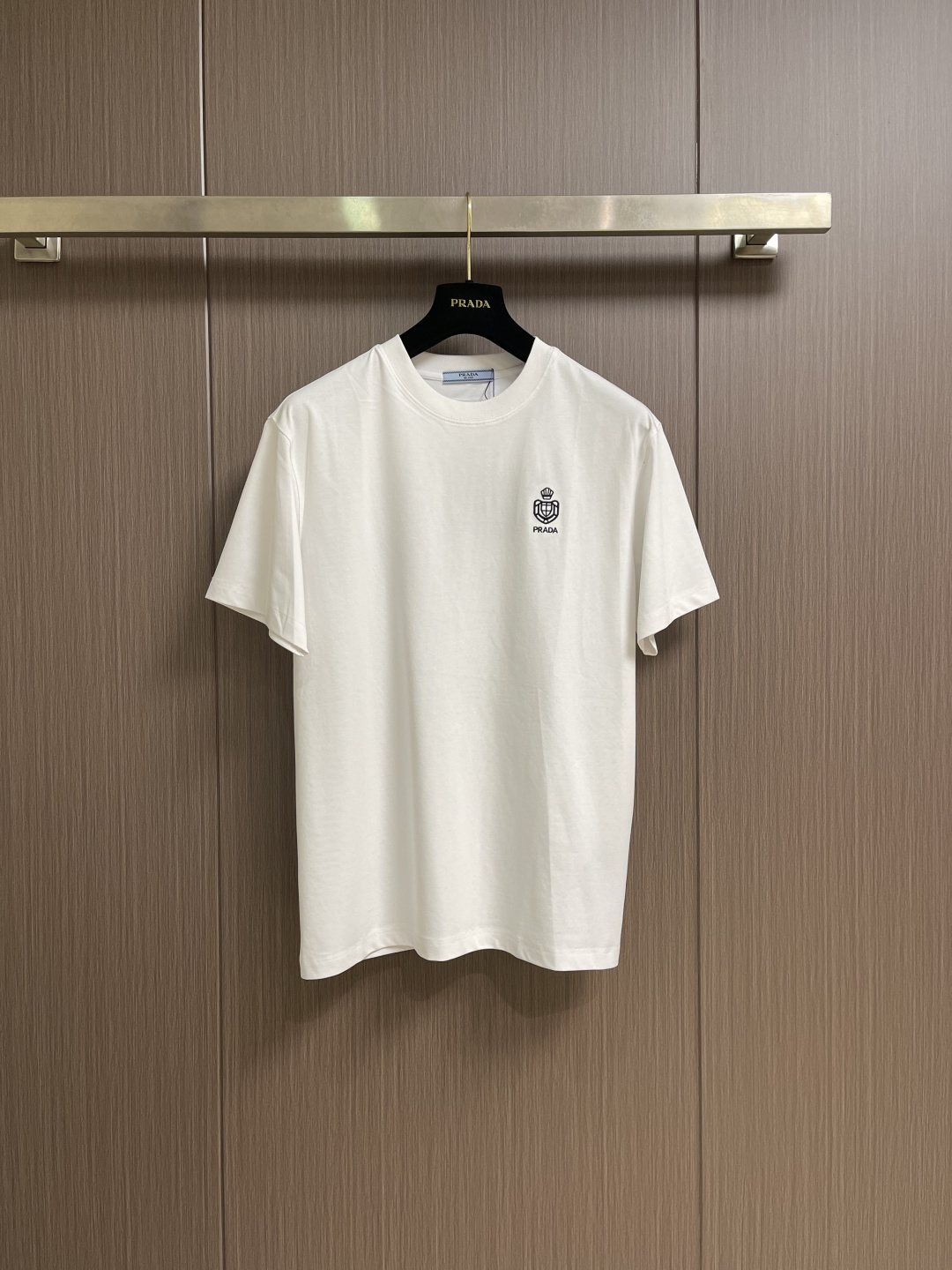 Prada 2026SS早春新款三角标识短袖T恤，甄选软糯亲肤的全棉面料制成，标准版圆领短袖裁剪，更适合