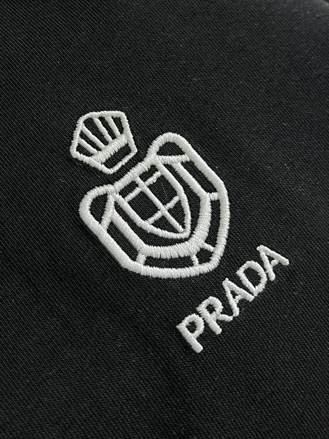 Prada 2026SS早春新款三角标识短袖T恤，甄选软糯亲肤的全棉面料制成，标准版圆领短袖裁剪，更适合