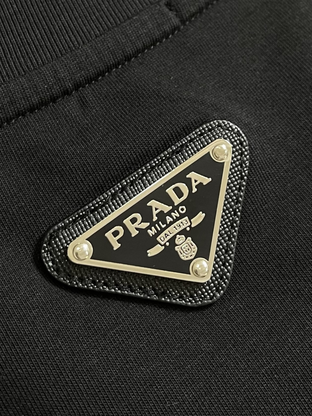 Prada 2026SS早春新款三角标识短袖T恤，甄选软糯亲肤的全棉面料制成，标准版圆领短袖裁剪，更适合