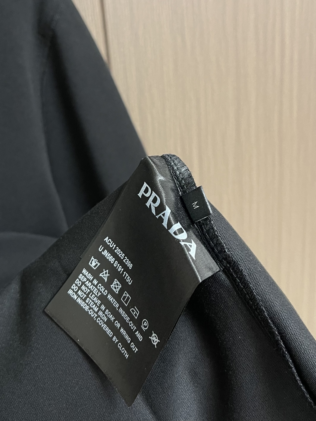 Prada 2026SS早春新款三角标识短袖T恤，甄选软糯亲肤的全棉面料制成，标准版圆领短袖裁剪，更适合