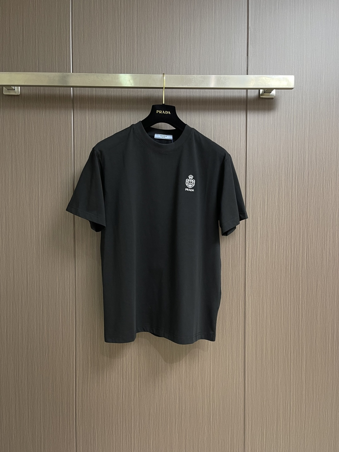 Prada 2026SS早春新款三角标识短袖T恤，甄选软糯亲肤的全棉面料制成，标准版圆领短袖裁剪，更适合