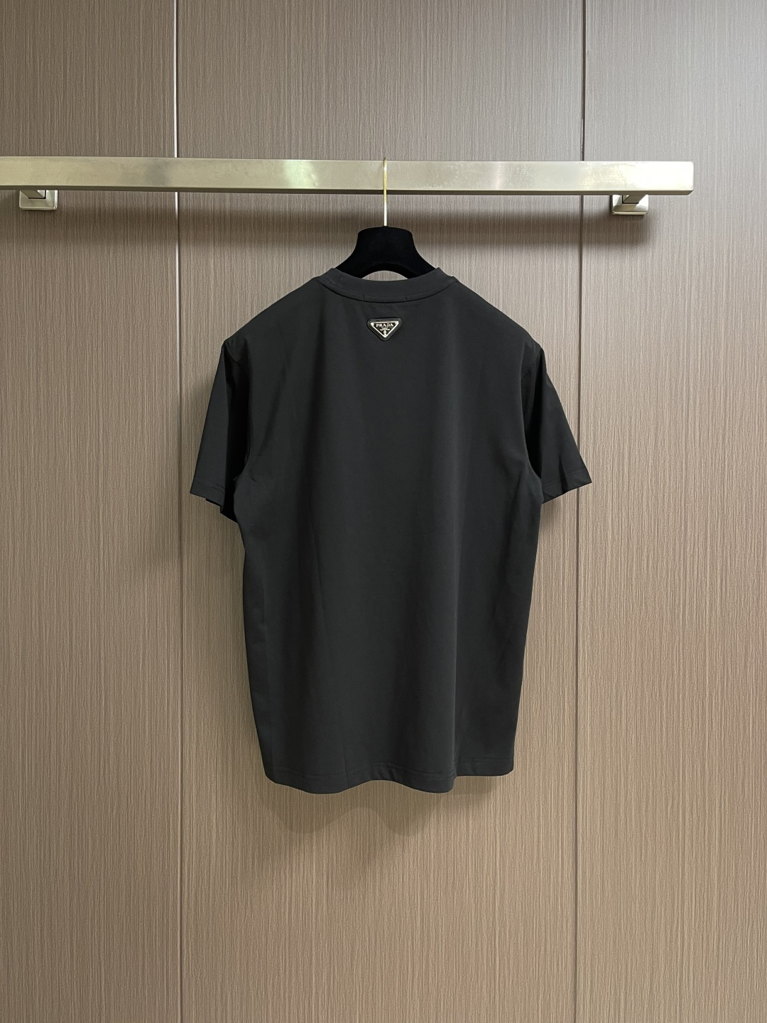 Prada 2026SS早春新款三角标识短袖T恤，甄选软糯亲肤的全棉面料制成，标准版圆领短袖裁剪，更适合