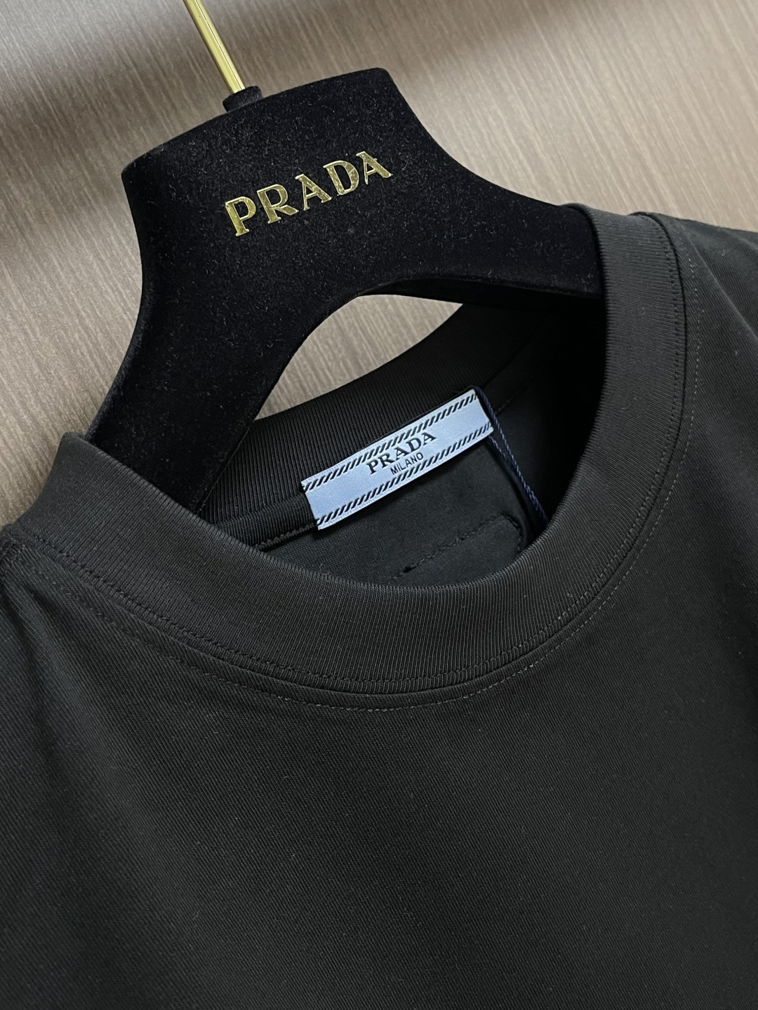 Prada 2026SS早春新款三角标识短袖T恤，甄选软糯亲肤的全棉面料制成，标准版圆领短袖裁剪，更适合