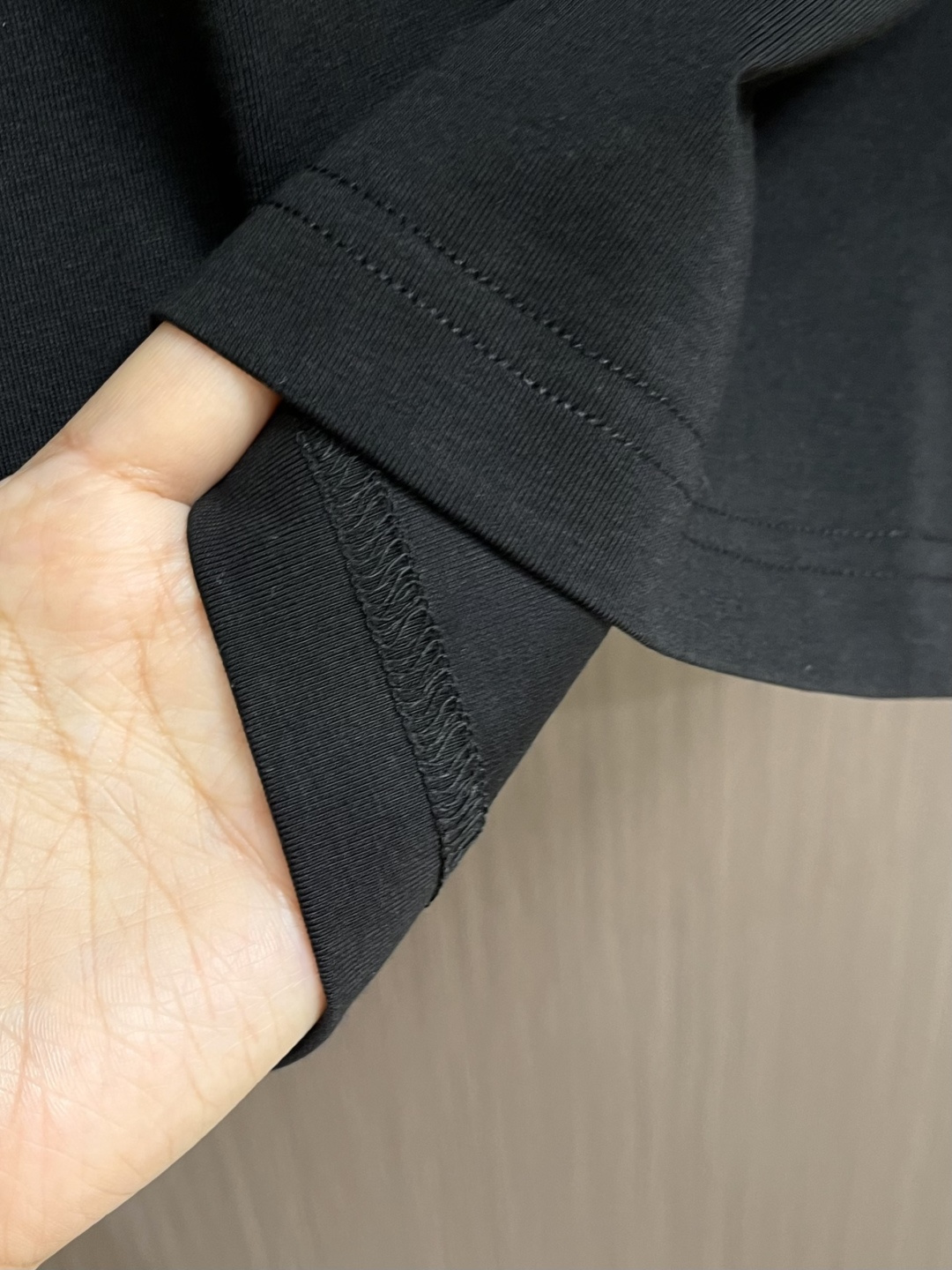 Prada 2026SS早春新款三角标识短袖T恤，甄选软糯亲肤的全棉面料制成，标准版圆领短袖裁剪，更适合