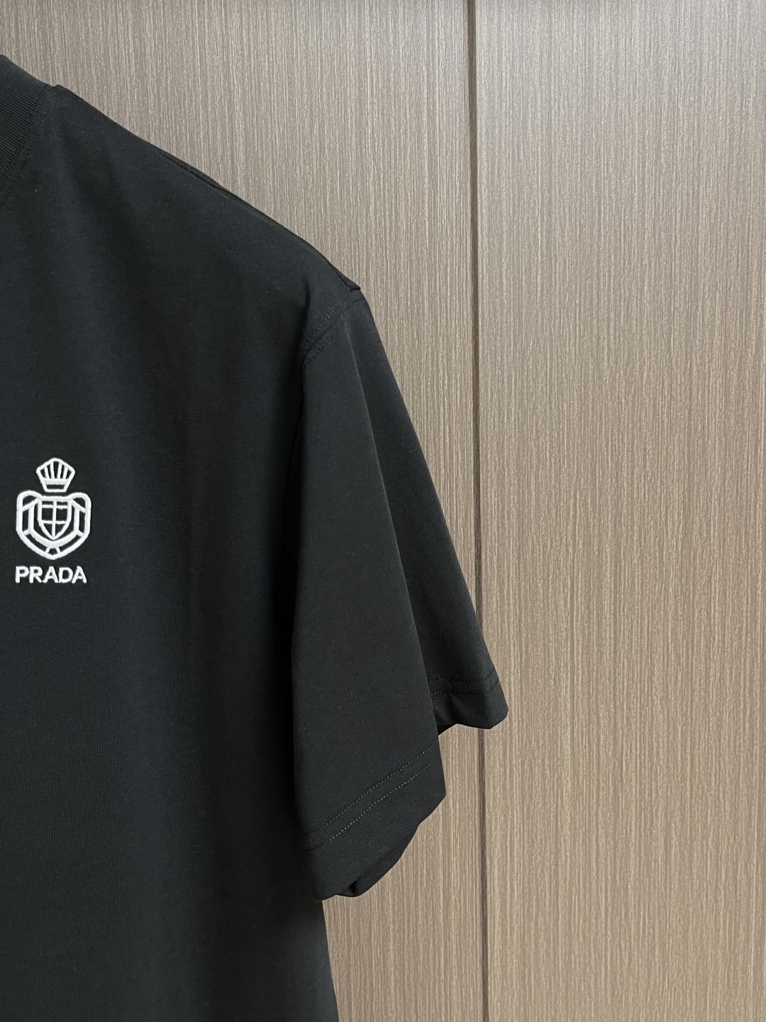 Prada 2026SS早春新款三角标识短袖T恤，甄选软糯亲肤的全棉面料制成，标准版圆领短袖裁剪，更适合