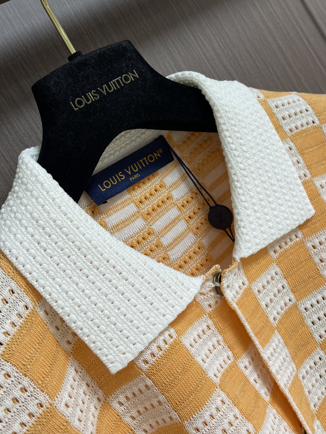 LV 橙白棋盘格肌理针织开衫，采用镂空针织工艺打造橙白棋盘格肌理，经典领搭配撞色罗纹包边，领部与袖口以白