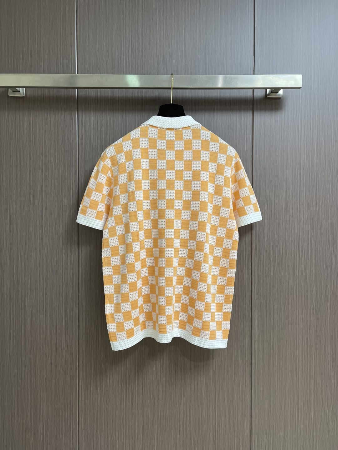 LV 橙白棋盘格肌理针织开衫，采用镂空针织工艺打造橙白棋盘格肌理，经典领搭配撞色罗纹包边，领部与袖口以白