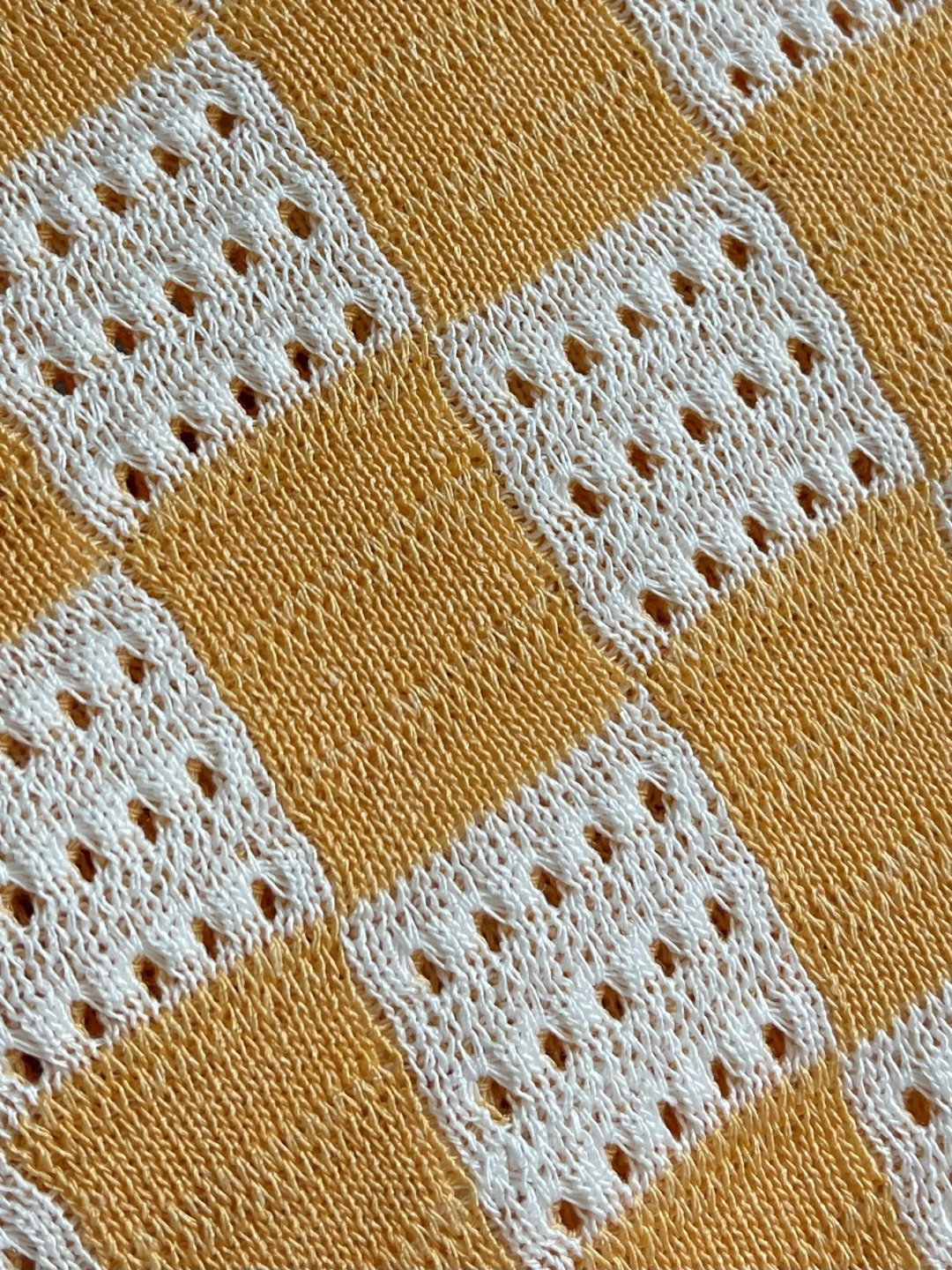 LV 橙白棋盘格肌理针织开衫，采用镂空针织工艺打造橙白棋盘格肌理，经典领搭配撞色罗纹包边，领部与袖口以白