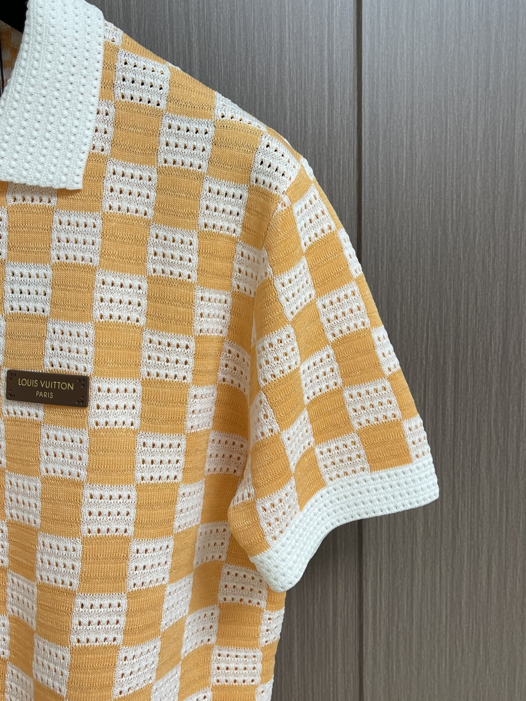 LV 橙白棋盘格肌理针织开衫，采用镂空针织工艺打造橙白棋盘格肌理，经典领搭配撞色罗纹包边，领部与袖口以白