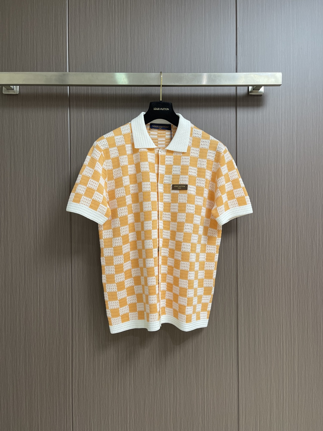 LV 橙白棋盘格肌理针织开衫，采用镂空针织工艺打造橙白棋盘格肌理，经典领搭配撞色罗纹包边，领部与袖口以白