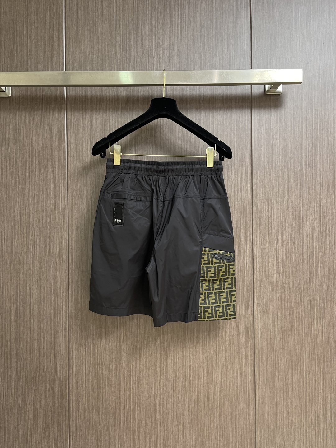 FENDI 2026ss夏季新款休闲短裤🌾、匠心打造别具魅力的前卫感廓版裁剪设计，高科技面料的卓越感官宣