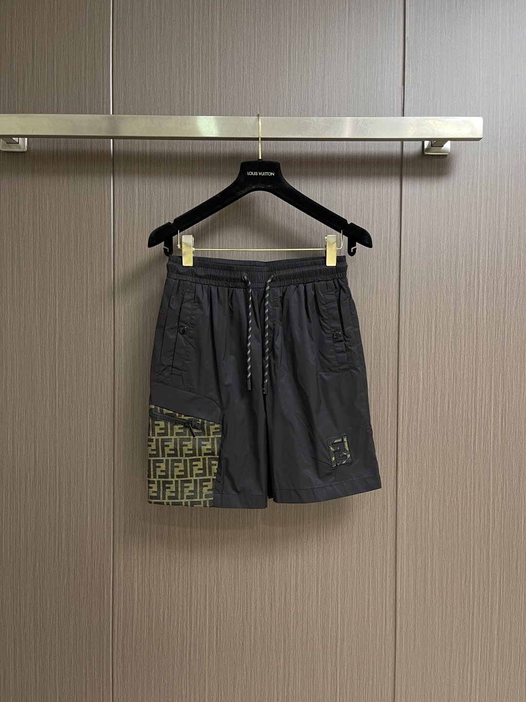 FENDI 2026ss夏季新款休闲短裤🌾、匠心打造别具魅力的前卫感廓版裁剪设计，高科技面料的卓越感官宣