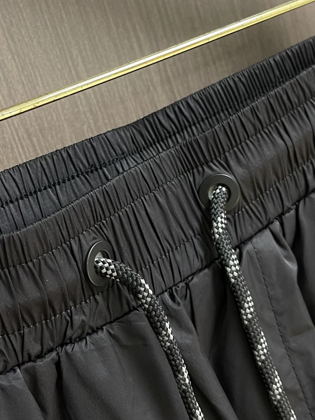 FENDI 2026ss夏季新款休闲短裤🌾、匠心打造别具魅力的前卫感廓版裁剪设计，高科技面料的卓越感官宣