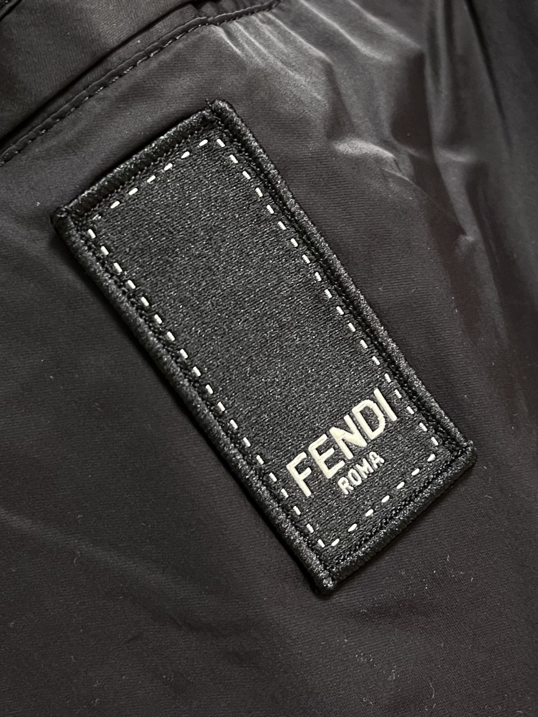 FENDI 2026ss夏季新款休闲短裤🌾、匠心打造别具魅力的前卫感廓版裁剪设计，高科技面料的卓越感官宣